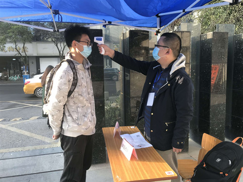 学生准备入场考试_副本.jpg