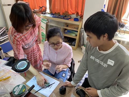顾春燕指导学生焊接技能_副本.jpg