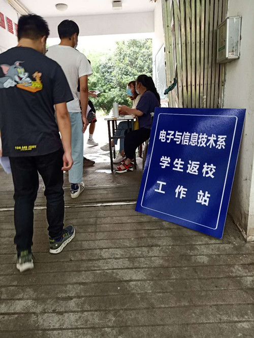 毕业生离校2_副本.jpg 毕业生离校2_副本.jpg