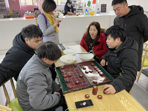 师生切磋棋艺_副本.jpg