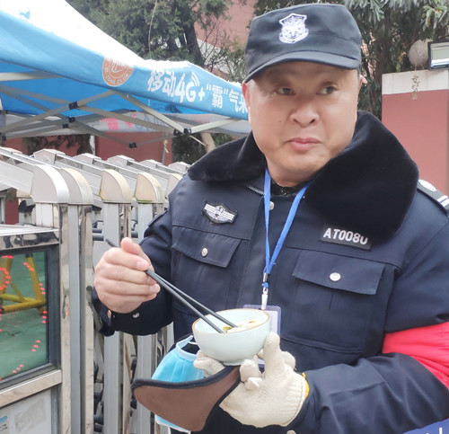 学生给保安送上心意(和宿管拼图)_副本.jpg