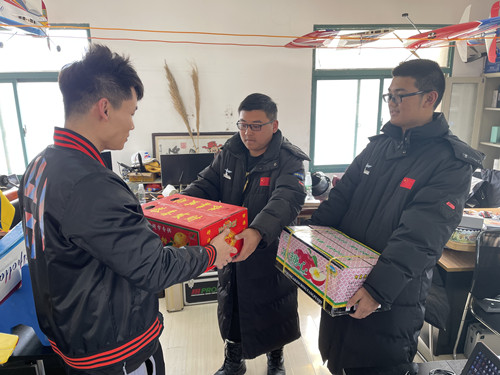 辅导员给学生送温暖_副本.jpg