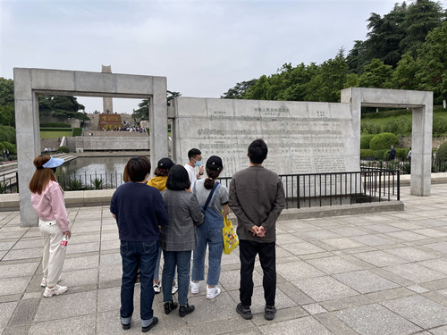 参观雨花台烈士纪念馆_副本.jpg 参观雨花台烈士纪念馆_副本.jpg