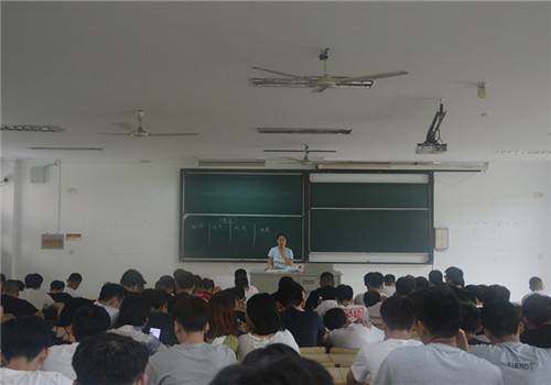 陈芸老师就毕业和就业问题召开年级大会_副本.jpg 陈芸老师就毕业和就业问题召开年级大会_副本.jpg