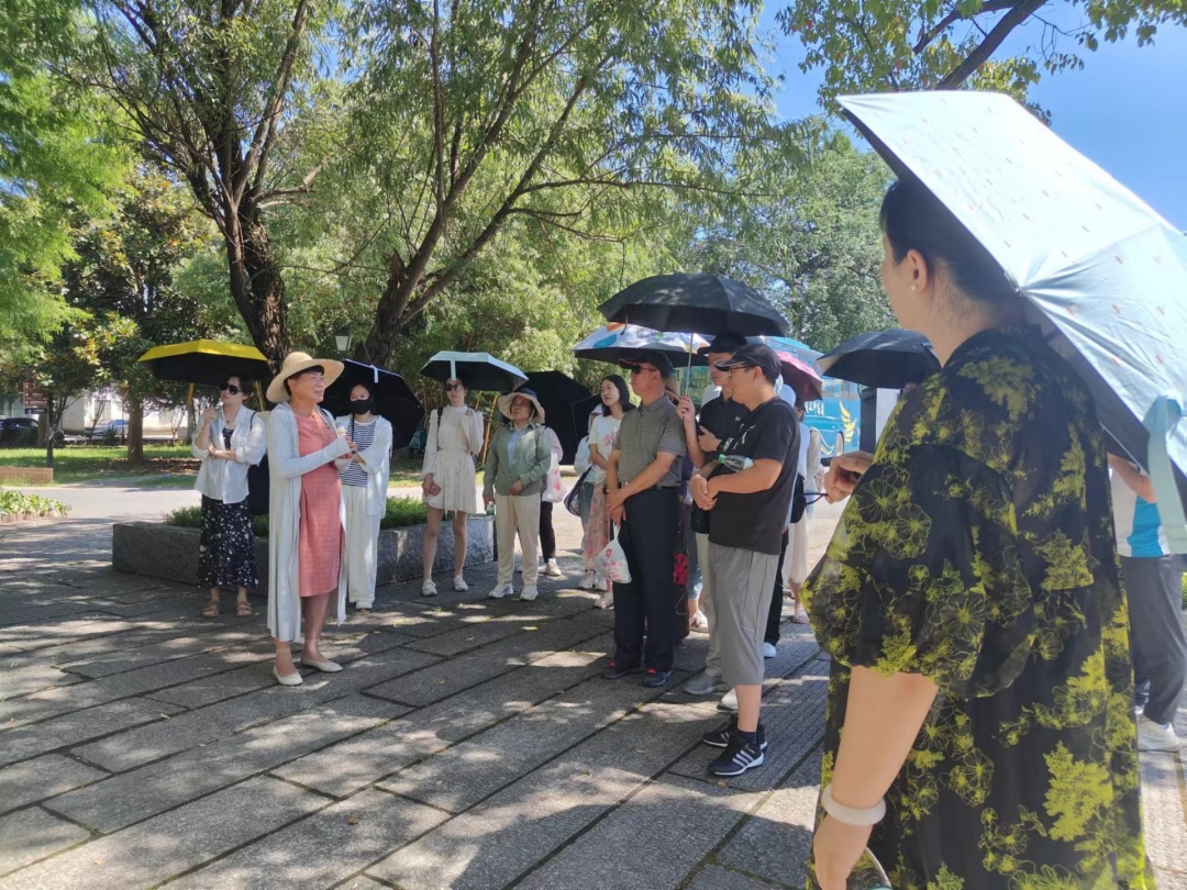 一群人在街道上手拿着伞

描述已自动生成