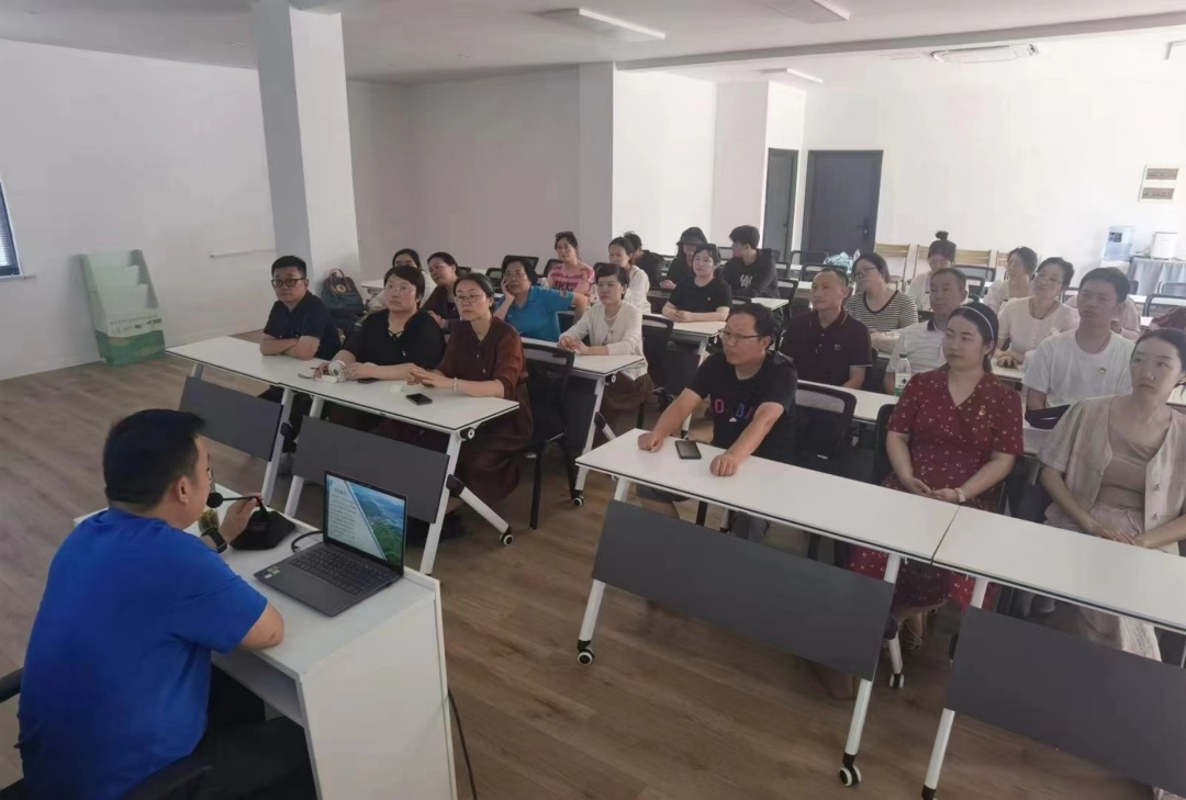 会议室里的人们

描述已自动生成