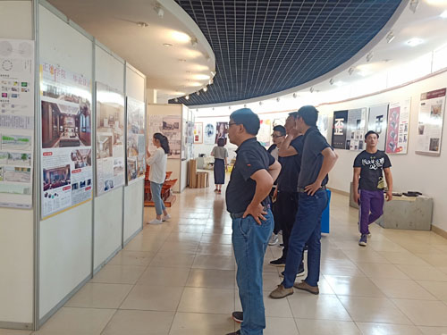 参观展厅的老师 (2).jpg