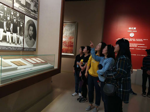 参观展览馆.jpg 参观展览馆.jpg