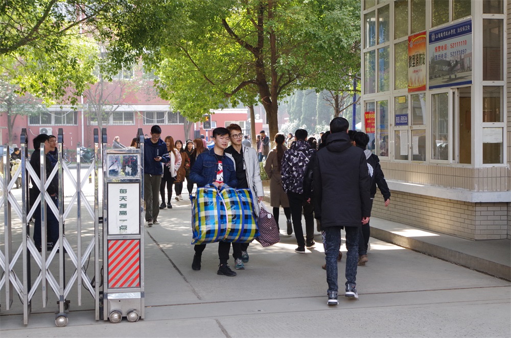 同学们按时返校 .JPG