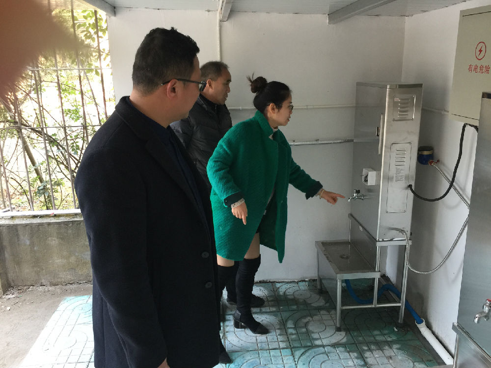 学生处老师检查新安装的热水系统工作情况.JPG