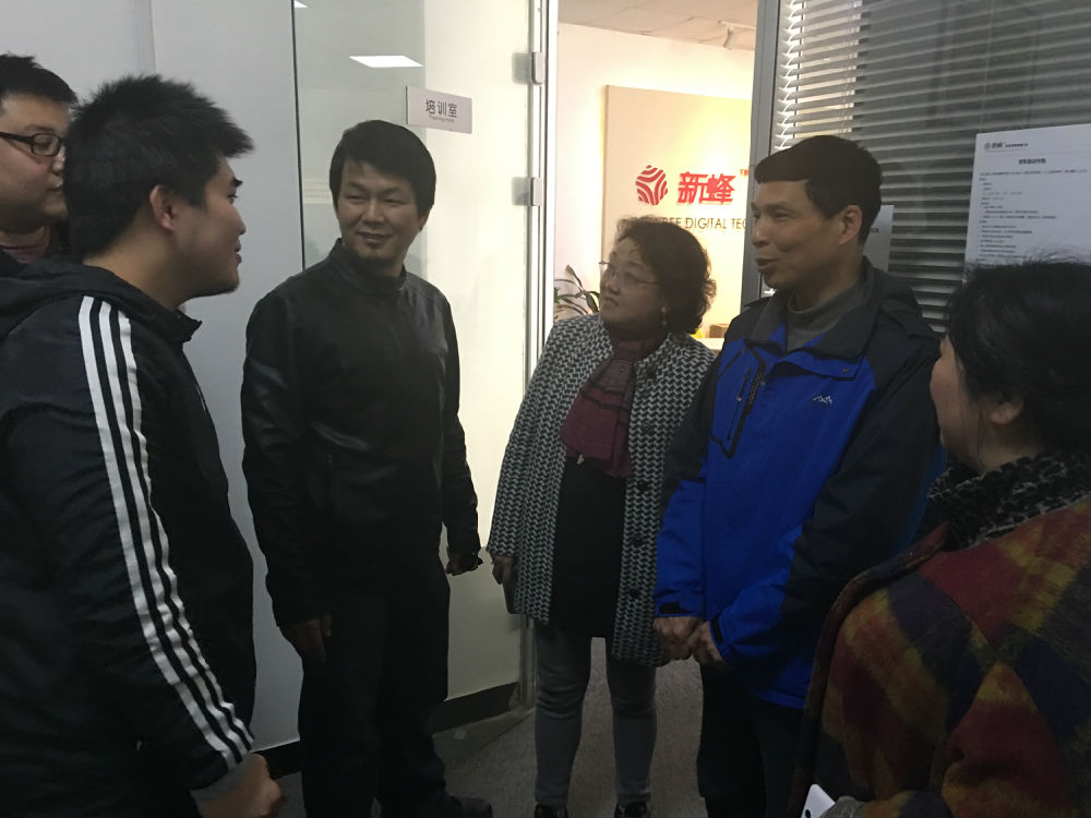 图一 动漫组指导老师和学生邹稼嵘紧张备战.png