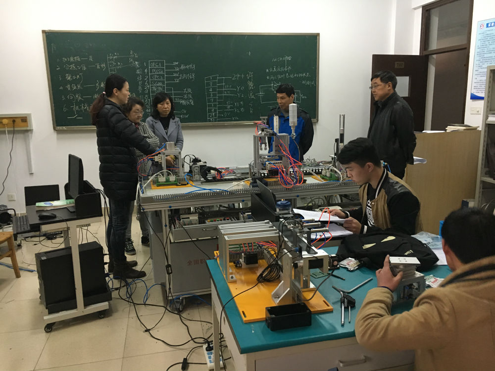 图四 自动化生产线安装组.JPG