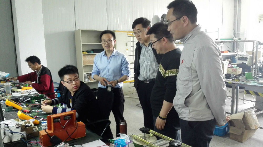 图一 老师们看望正在工作的我院学生.jpg