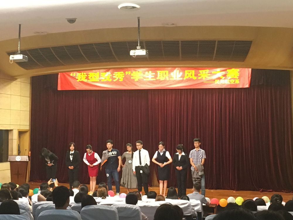 图二 选手们T台走秀表演.JPG