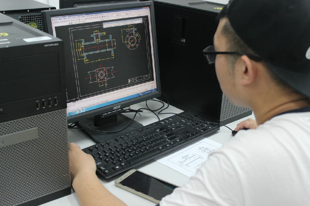 图一 参赛选手在紧张制图.JPG