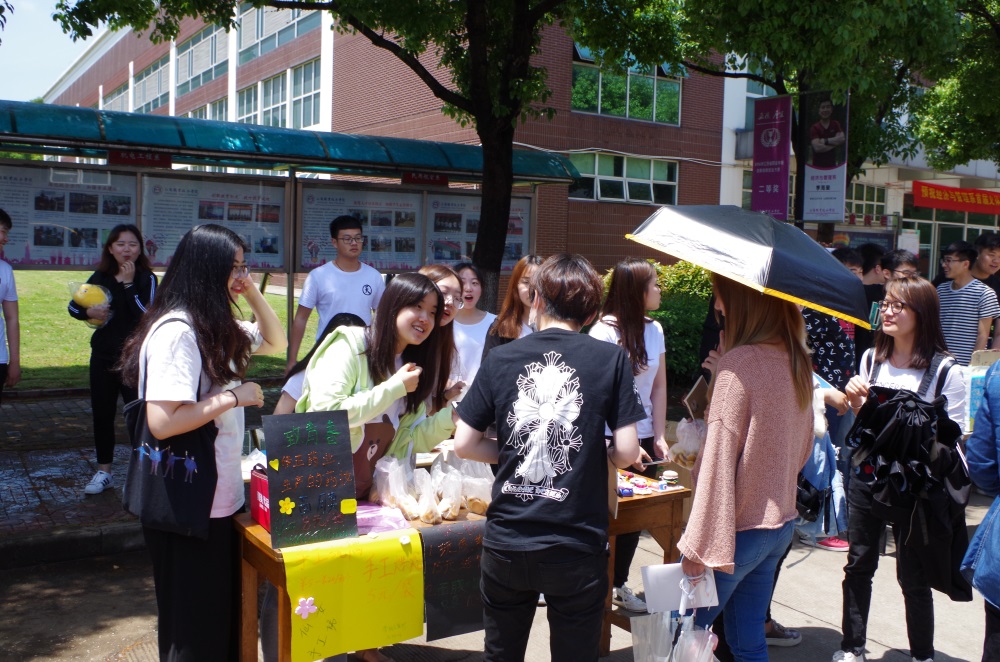 图一 跳蚤市场 很热闹.JPG