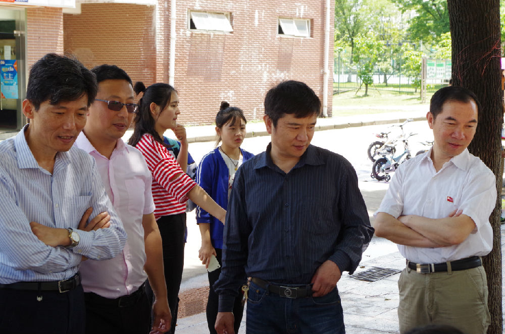 图四 薛忠云副院长观看技能展示.JPG