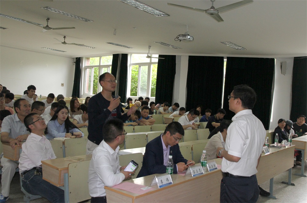 图五 报告会后,肖平和我院师生互动.jpg