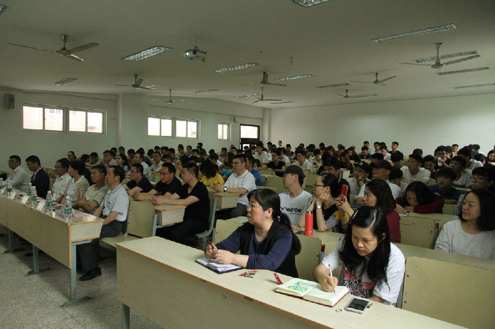 图七 参加报告会的我院师生.jpg