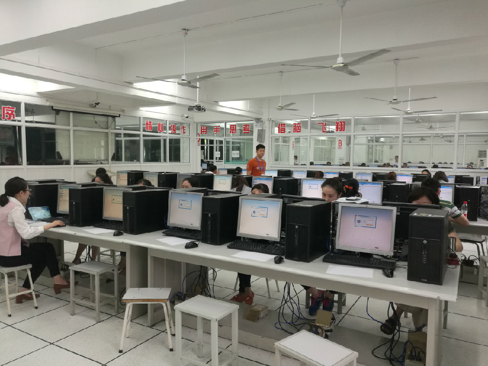 图二 考场内考生安静答题.jpg