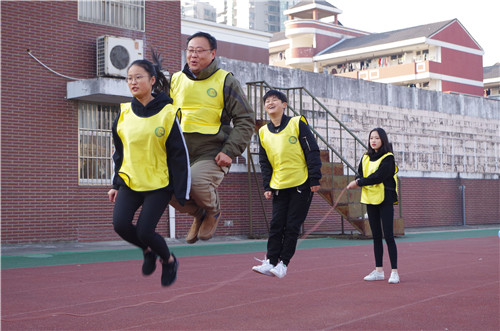 杨卫东导师组参与“跳长绳”项目.jpg