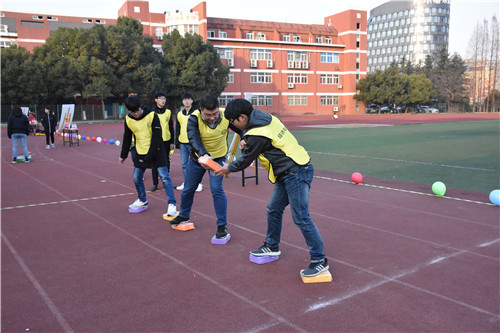 查理导师与同学们“摸石过河” .jpg