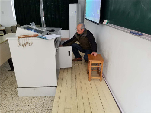 王主任检查教学多媒体设备.jpg
